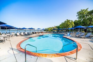 2 piscines intérieures, piscine extérieure en saison, parasols