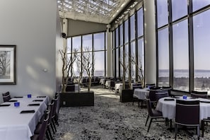 4 restaurants, breakfast served