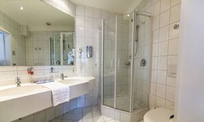Habitación doble | Baño | Regadera, amenidades de baño gratuitas, secadora de cabello, toallas 