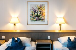 Double Room | Hypo-allergenic bedding, minibar, in-room safe, individually decorated - Consul (Bonn)