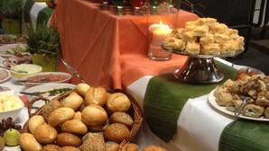 Una mesa de buffet con diversos panes y pasteles.