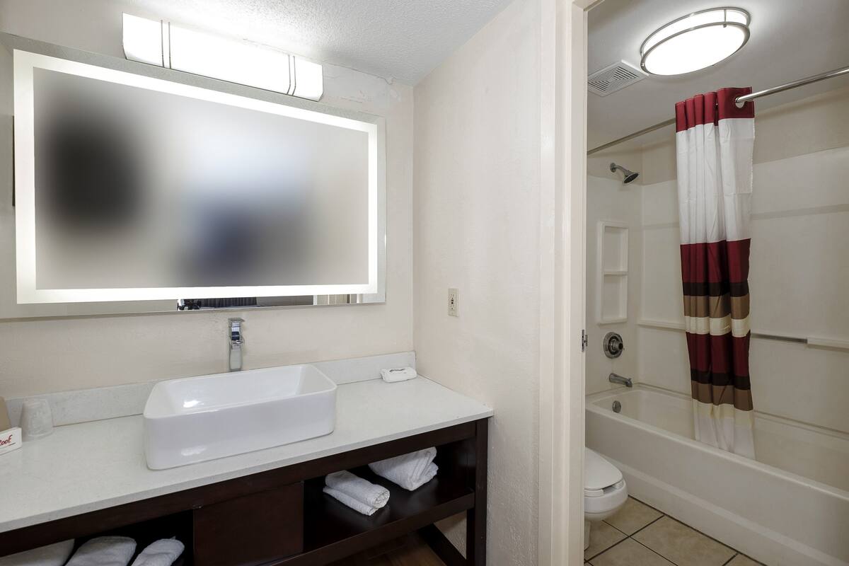 Kamar Superior, 1 Tempat Tidur King, Bebas Asap Rokok | Kamar mandi | Perlengkapan mandi gratis dan handuk