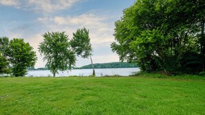 A grassy field with trees and a body of water in the background. - Red Roof Inn Gadsden (Gadsden)