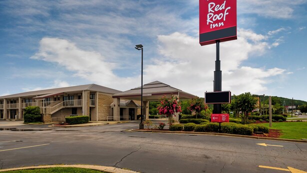 A Red Roof Inn with a parking lot and a building with a covered entrance. - Red Roof Inn Gadsden (Gadsden)