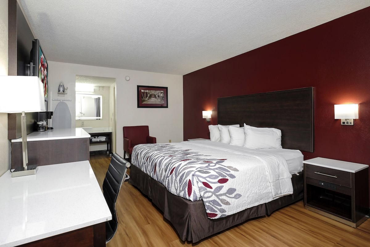 Habitación superior, 1 cama King size, para no fumadores | Escritorio, espacio para trabajar con laptop y cortinas blackout