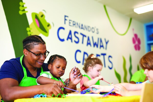 Un grupo de niños participa en una actividad creativa en Fernando's Castaway Crafters.