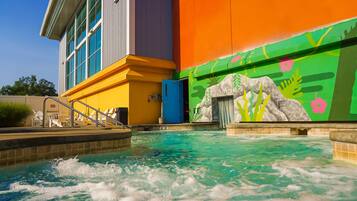 Una piscina techada, una piscina al aire libre