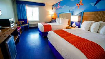 Caja de seguridad en la habitación y tabla de planchar con plancha