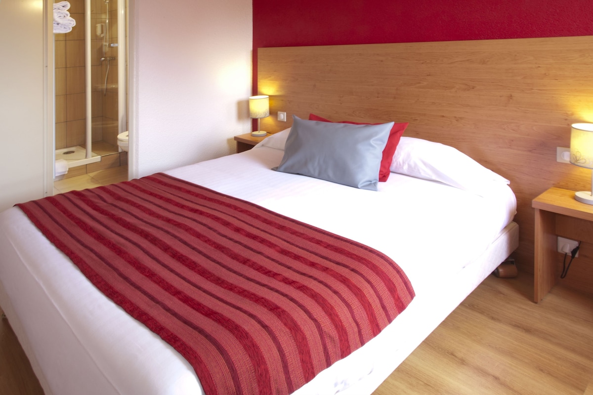 Down duvets, soundproofing, free WiFi, bed sheets