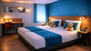 Une chambre d’hôtel avec deux lits, un bureau, une chaise, un miroir et une table de chevet avec une horloge.