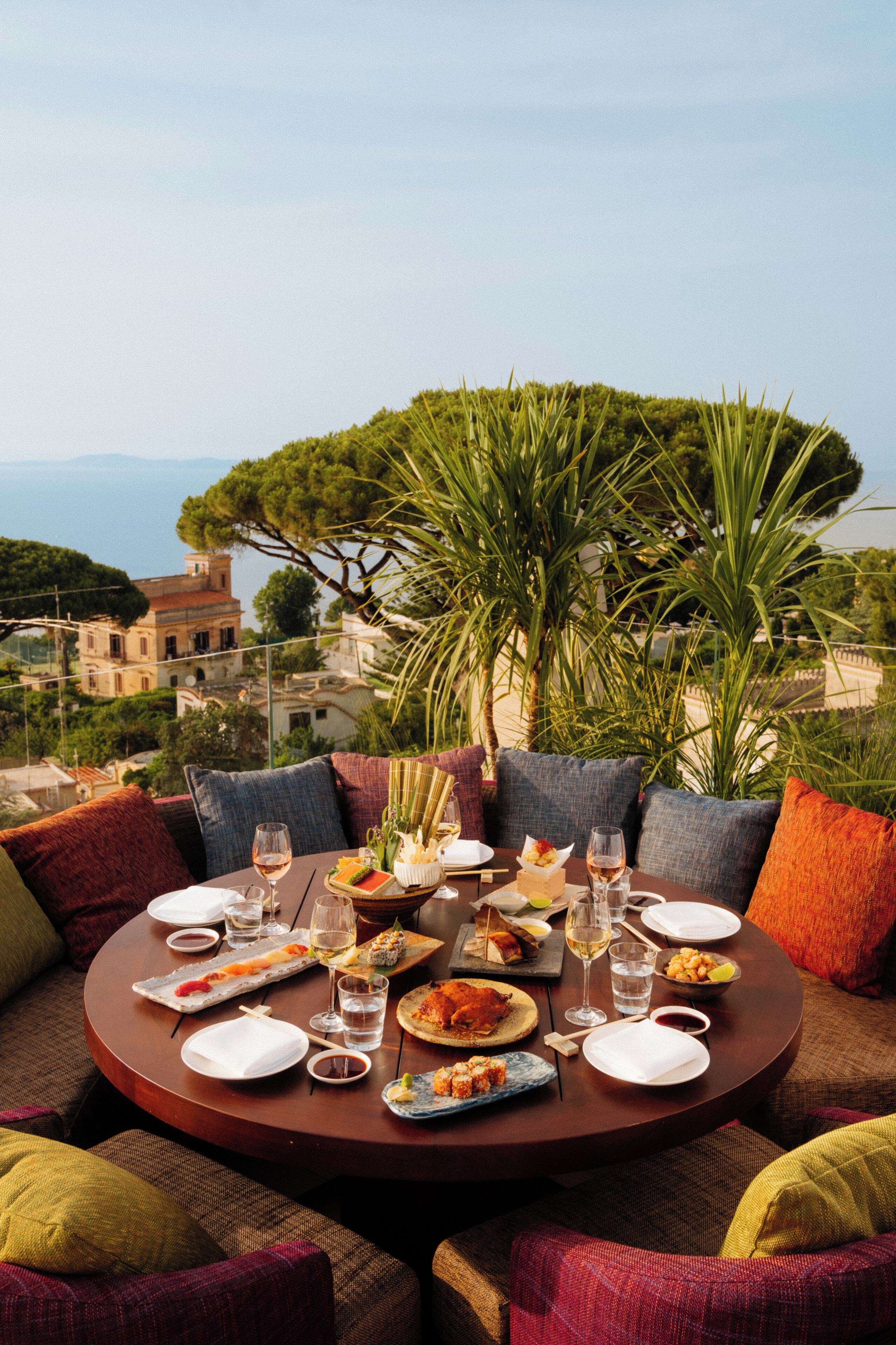 4 restaurantes, se sirven desayunos, comidas y cocina mediterránea