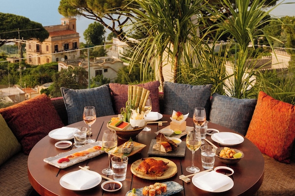 4 restaurants; breakfast, lunch, and dinner served
