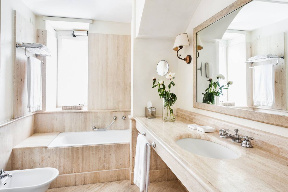 separate bathtub and shower, rainfall showerhead, free toiletries