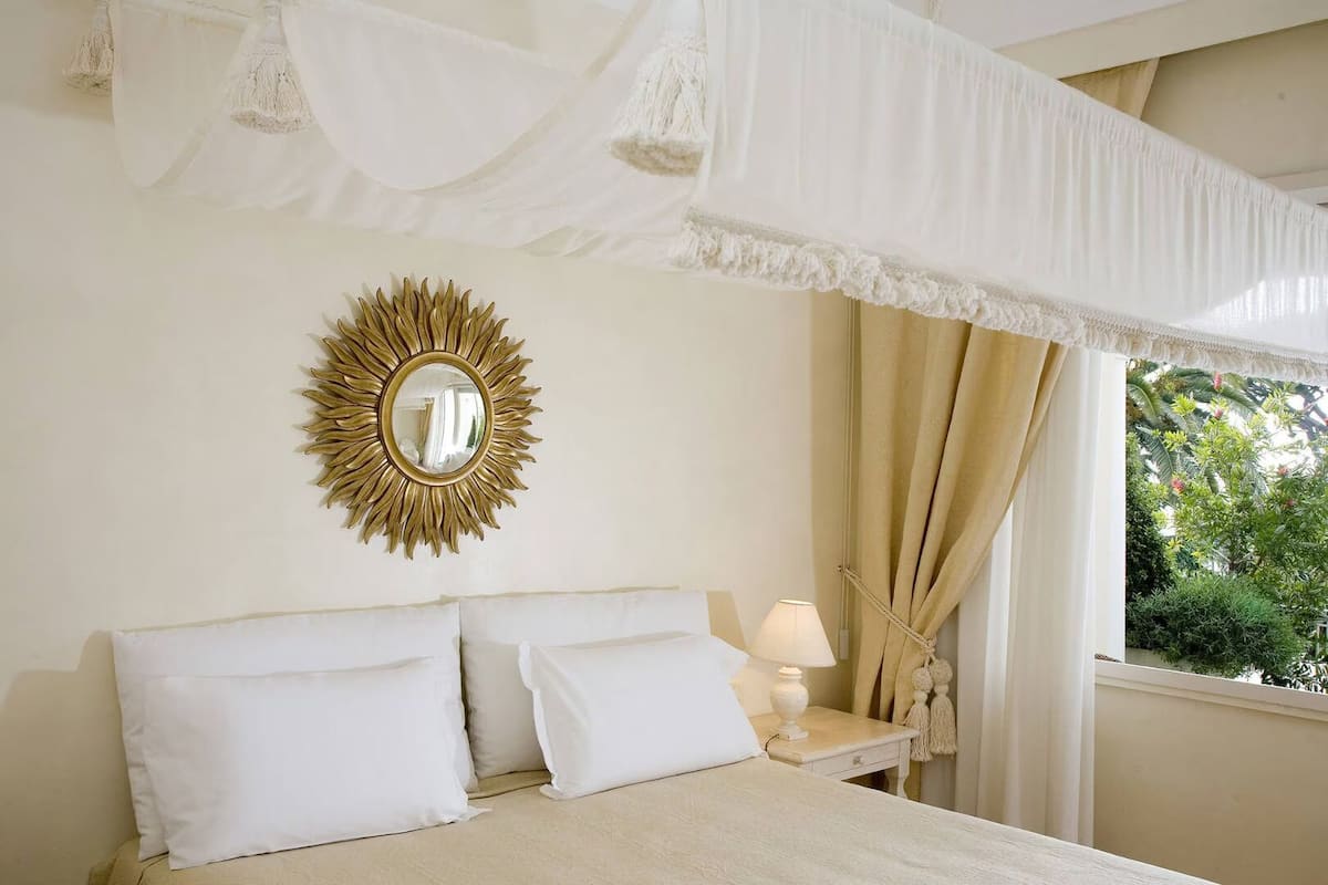 Frette Italian sheets, premium bedding, down comforters, minibar