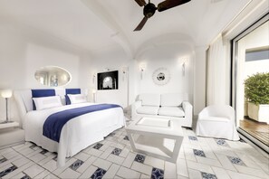 Suite Junior (Sea Side) | Seprai Frette Italia, seprai premium, selimut bulu angsa, dan minibar