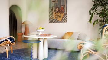 Suite, terrasse | Coin séjour | TV connectée de 0 pouces avec chaßnes numériques, télévision