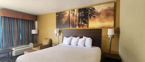 Skrivbord, strykjärn/strykbräda, gratis barnsängar och extrasängar