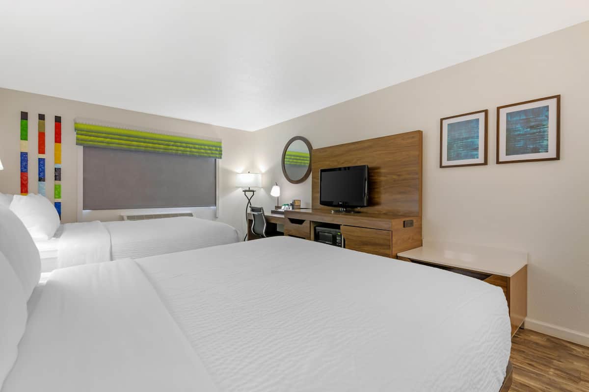 Chambre Standard, 2 grands lits, réfrigérateur et four à micro-ondes, en bord de piscine