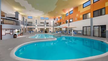 Een binnenzwembad, open van 09.00 uur tot 22.00 uur, en ligstoelen