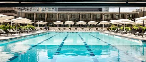 Sisäuima-allas, ulkouima-allas, aurinkovarjoja, aurinkotuoleja