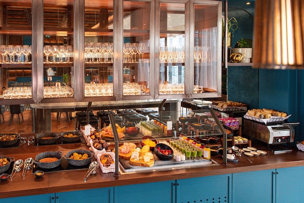 Club Room, 2 Queen Beds | Breakfast meal