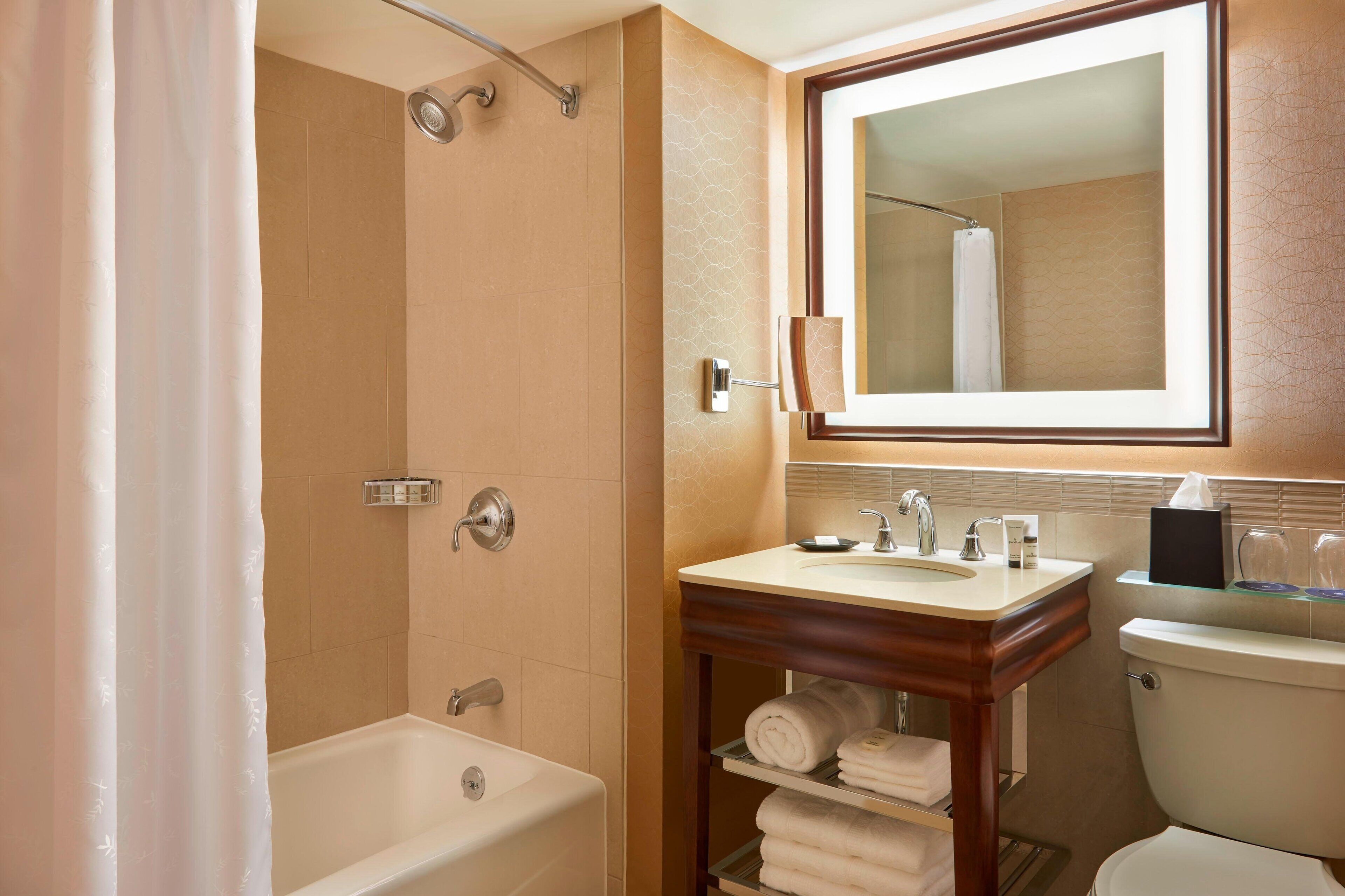 Un baño con bañera, ducha, lavabo e inodoro.