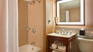 Un baño con bañera, ducha, lavabo e inodoro.
