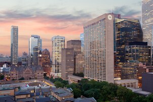 Un horizonte urbano con edificios modernos y altos, incluyendo un destacado hotel Sheraton.