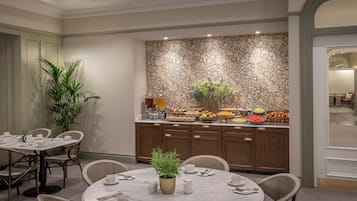 2 ristoranti; aperti a colazione, a pranzo, e a cena