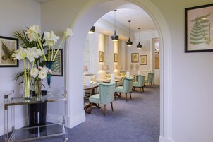 每日供应自助式早餐（每人 EUR 18）