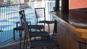 Bar en bord de piscine