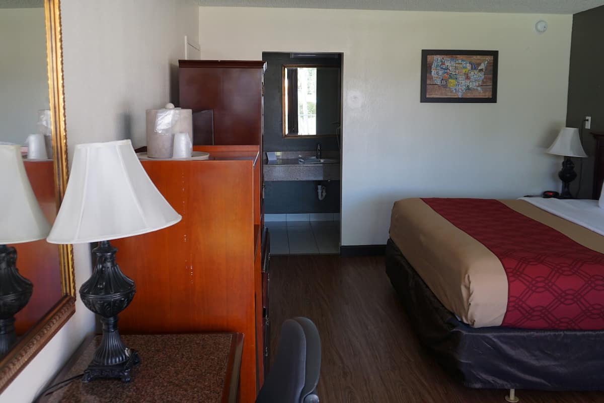 Chambre Standard, 1 très grand lit, chambres communicantes, vue sur le parc | Coffre-fort, bureau, espace de travail pour ordinateurs portables