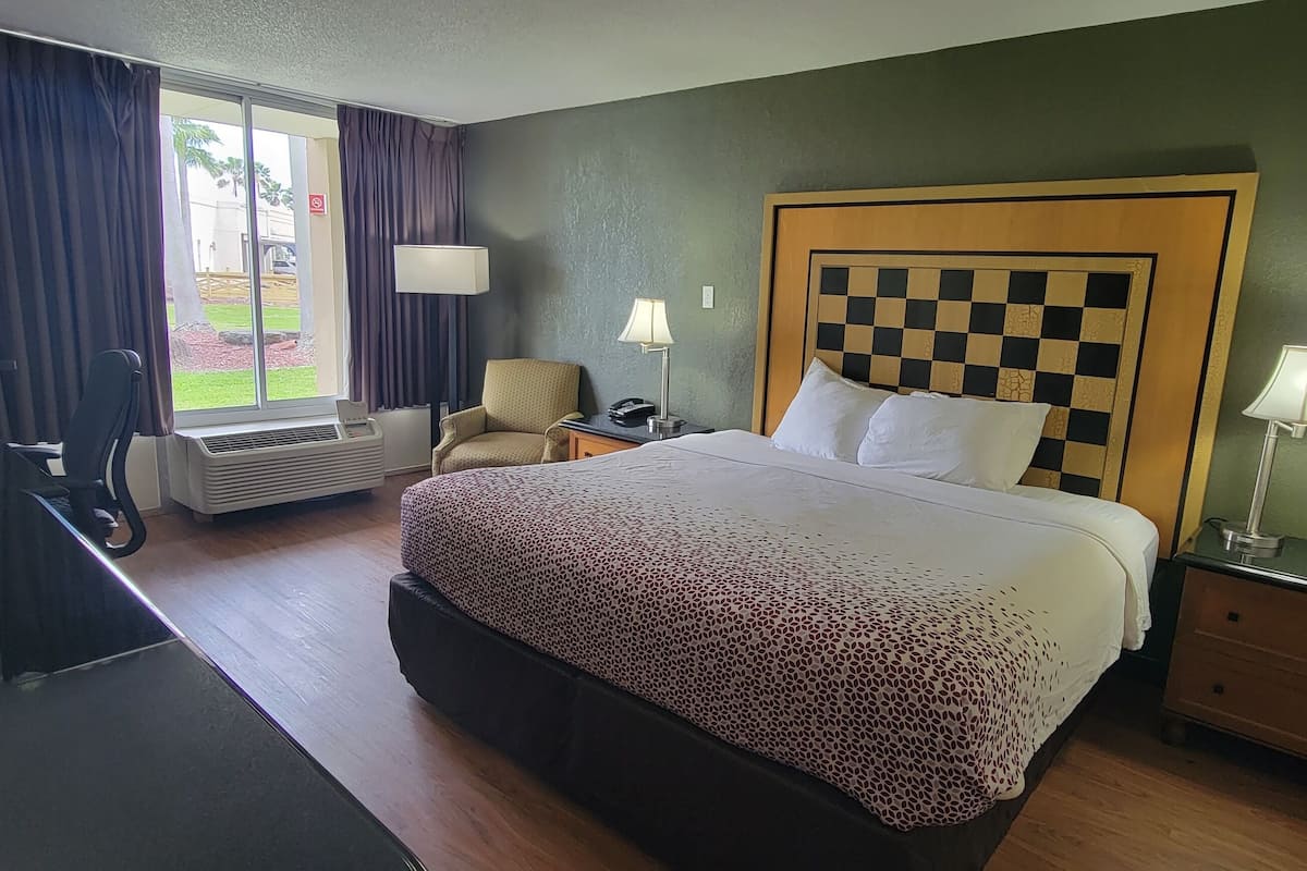 Chambre Standard, 1 très grand lit, non-fumeur, vue sur la cour intérieure | Coffre-fort, bureau, espace de travail pour ordinateurs portables