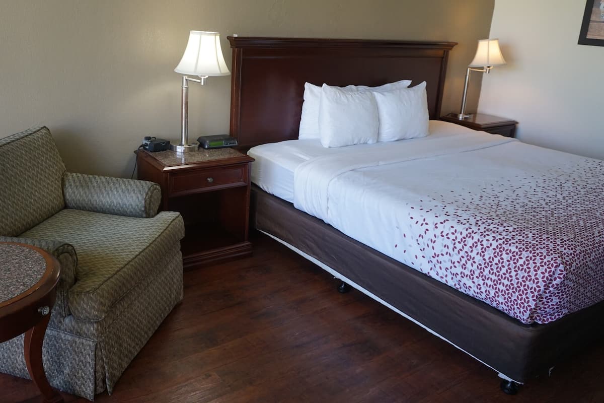 Standard Room, 1 King Bed, Connecting Rooms, Courtyard View | In-room safe, desk, laptop workspace, blackout drapes
