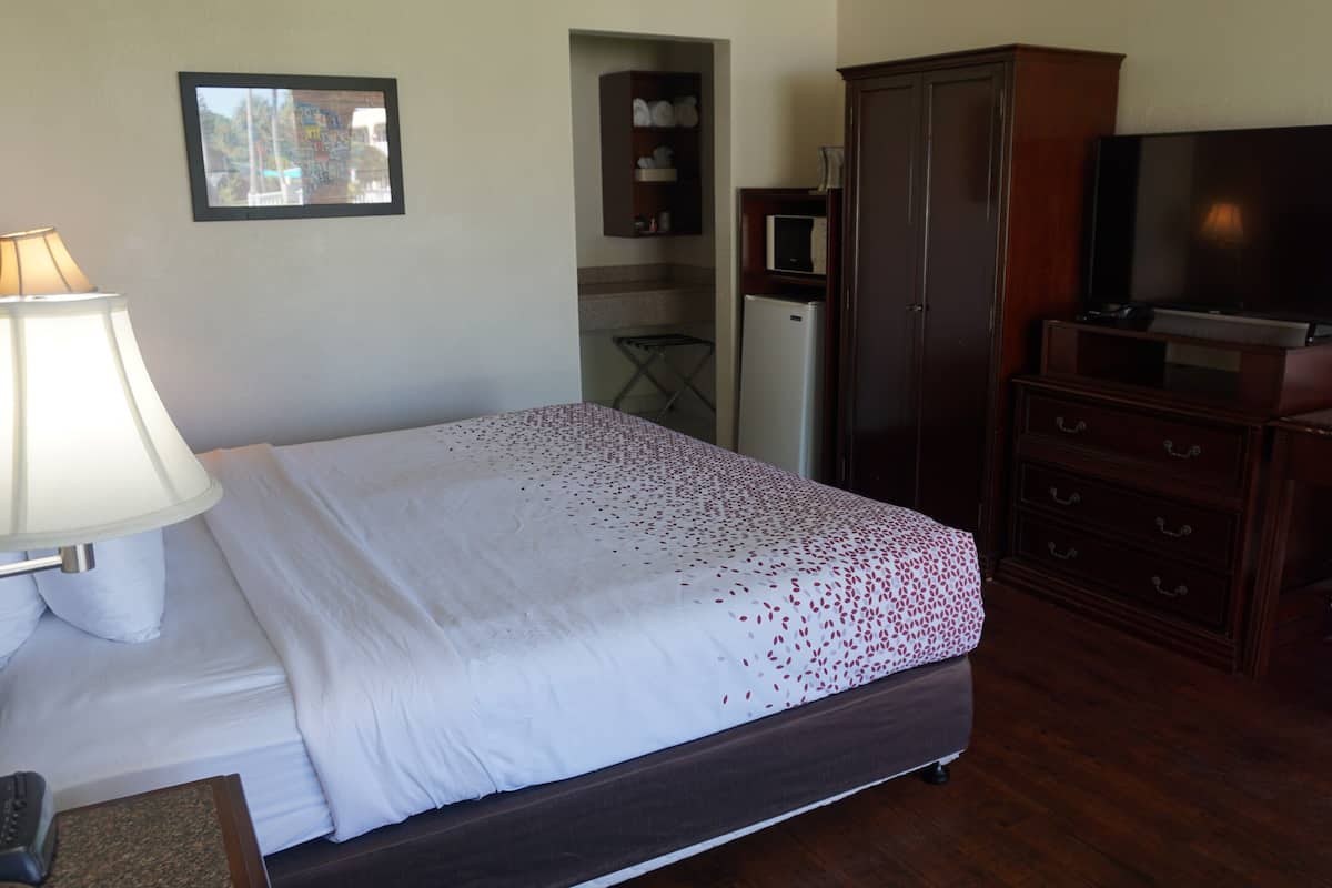 Chambre Standard, 1 grand lit, accessible aux personnes à mobilité réduite, non-fumeur | Coffre-fort, bureau, espace de travail pour ordinateurs portables