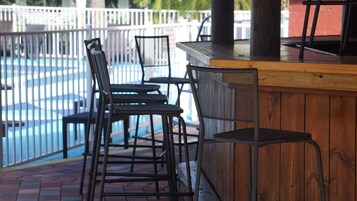 Bar junto a la piscina