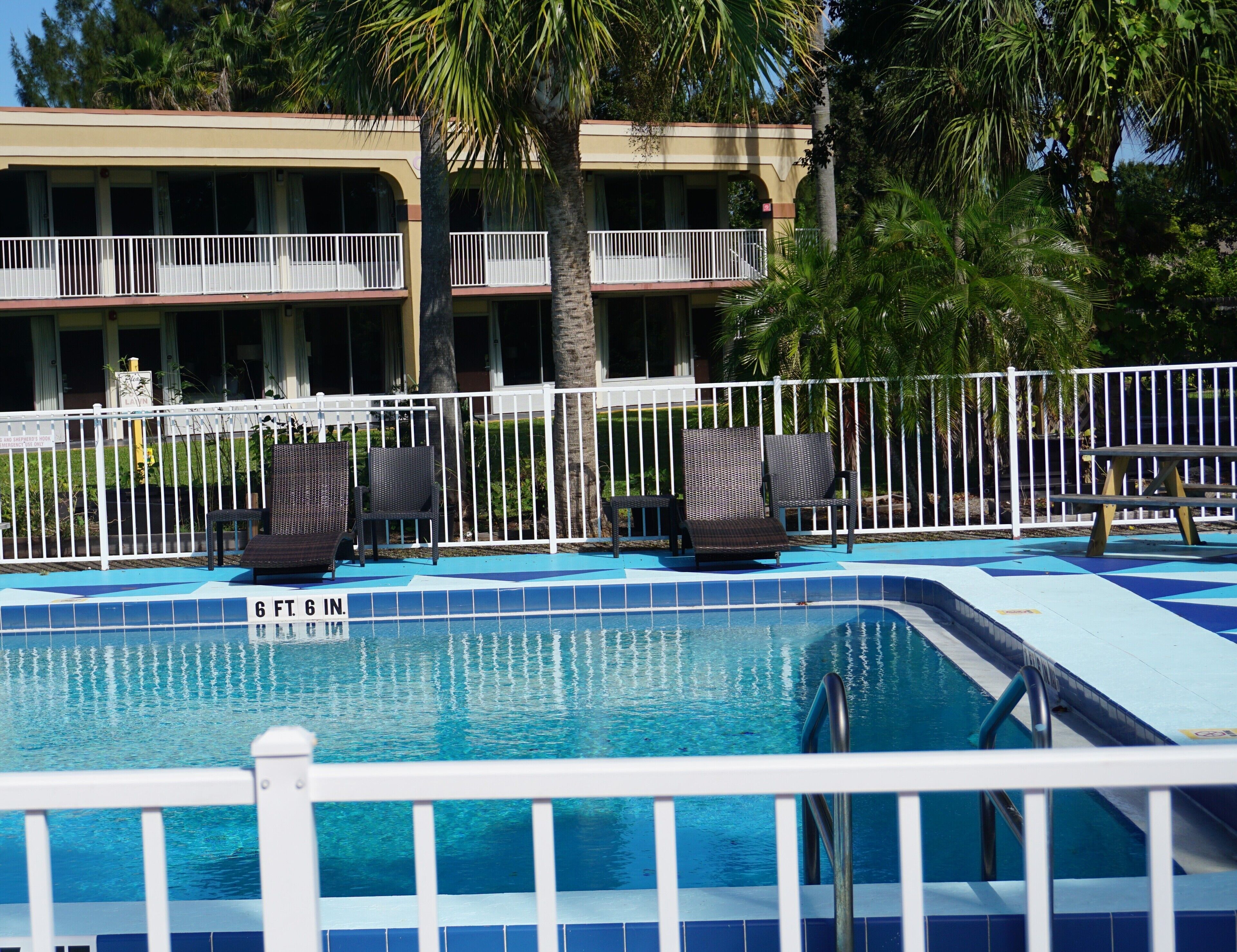 Una piscina al aire libre (de 09:00 a 18:00), sombrillas, tumbonas