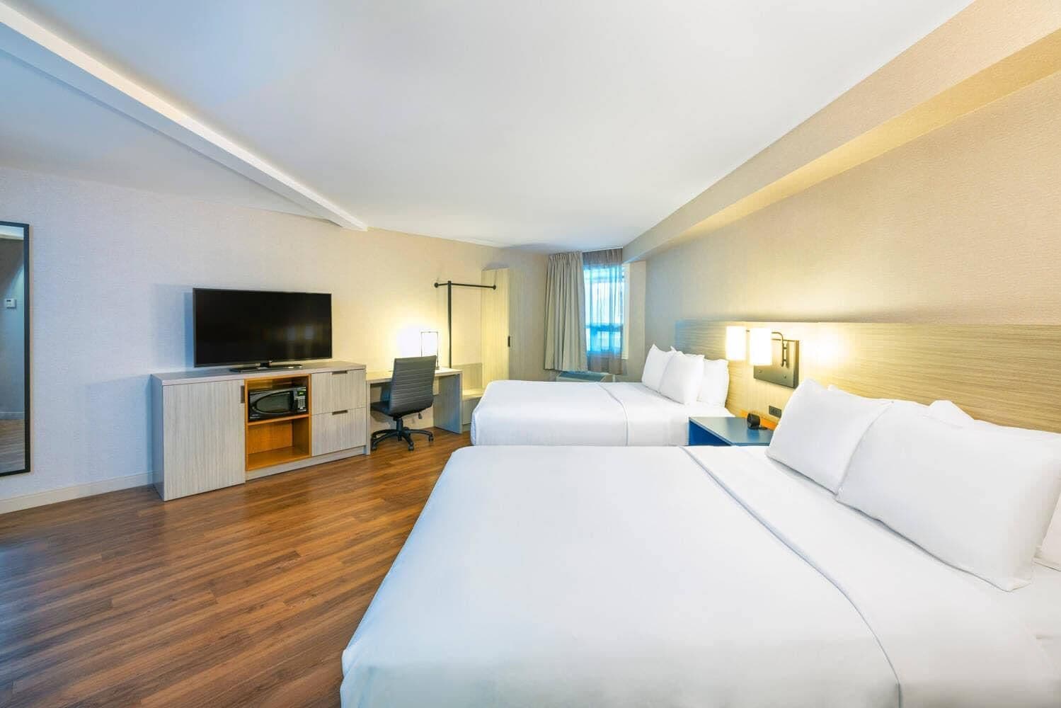 Ropa de cama de alta calidad, camas con pillow-top y escritorio 