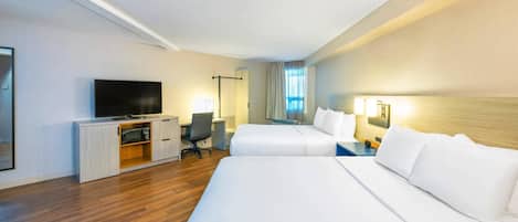 고급 침구, 필로우탑 침대, 책상, 노트북 작업 공간