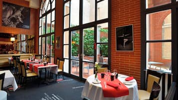 Desayuno buffet todos los días (EUR 19 por persona)