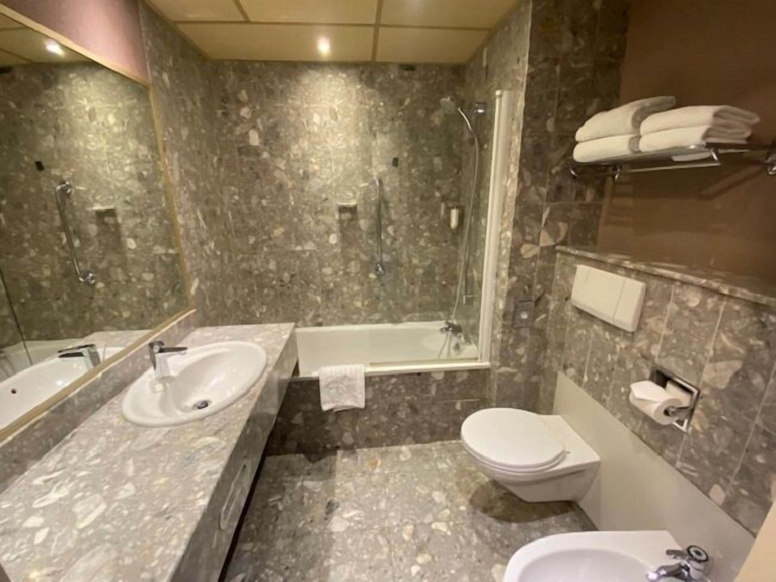 classic twin room | bathroom | bathtub, free toiletries, hair dryer, bidet