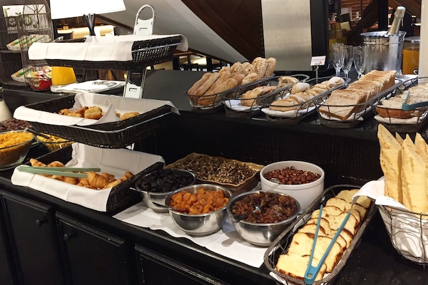 Daily buffet breakfast for a fee