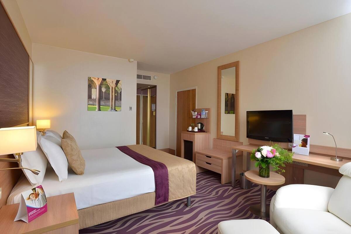 Premium bedding, minibar, in-room safe, laptop workspace