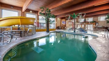 Una piscina cubierta, tumbonas