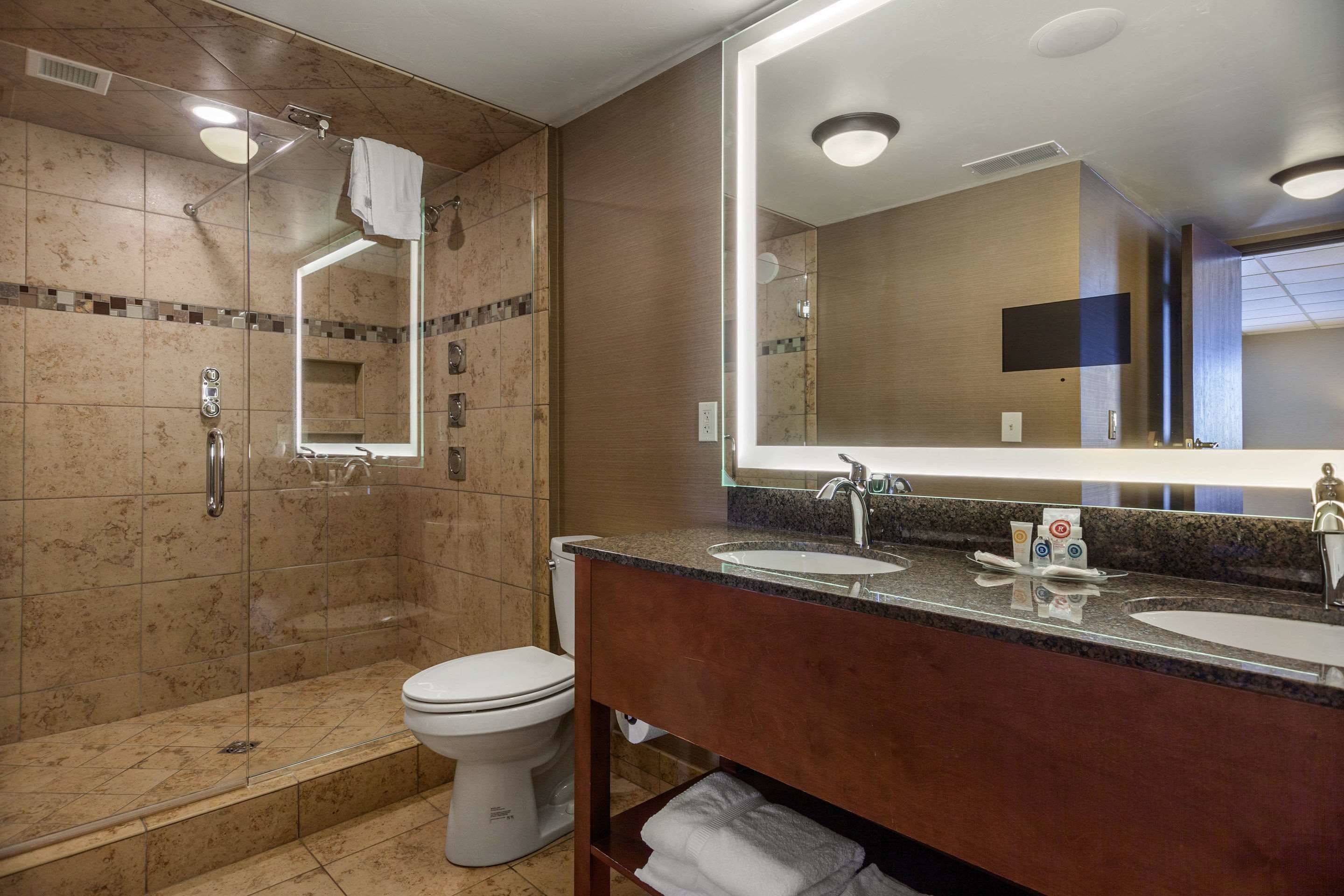 Suite, Bebas Asap Rokok, lantai dasar (Upgrade) | Kamar mandi | Kombinasi shower/bathtub dan perlengkapan mandi gratis