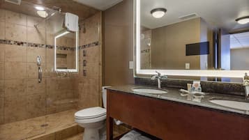 Suite, Bebas Asap Rokok, lantai dasar (Upgrade) | Kamar mandi | Kombinasi shower/bathtub dan perlengkapan mandi gratis