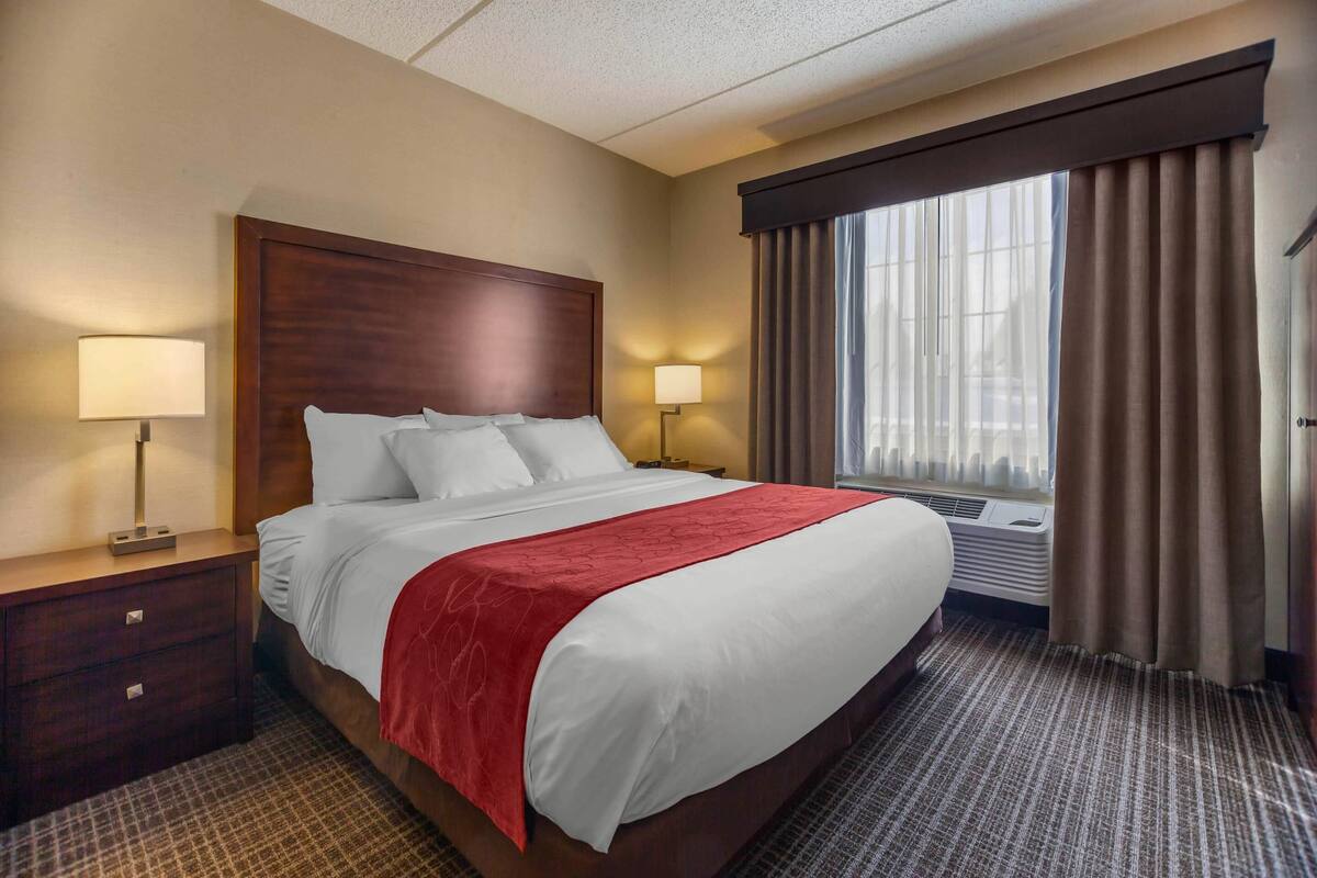 Premium bedding, down duvets, minibar, in-room safe