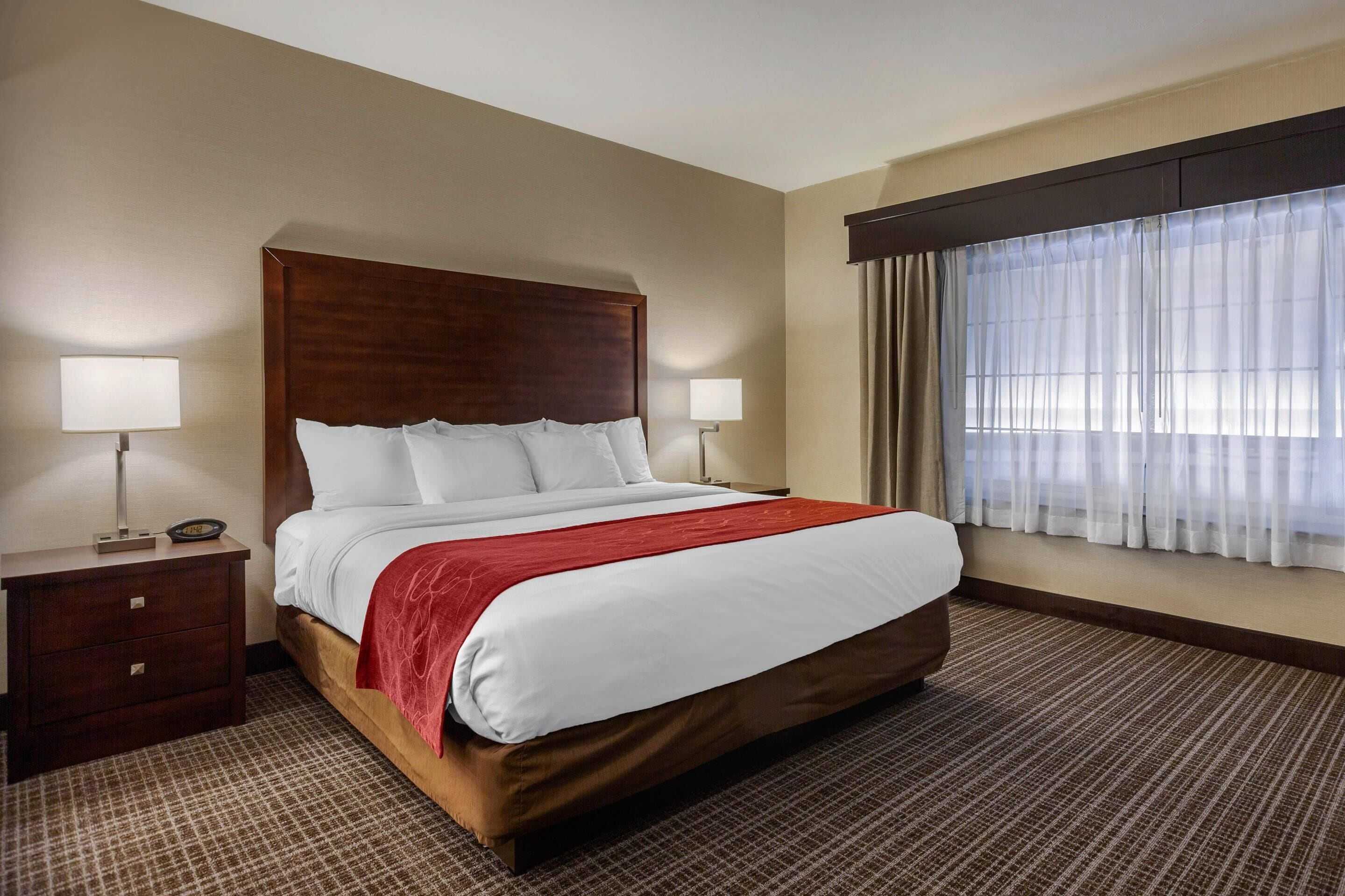 Suite, Beberapa Tempat Tidur, Bebas Asap Rokok (Upgrade) | Seprai premium, selimut bulu angsa, minibar, dan brankas