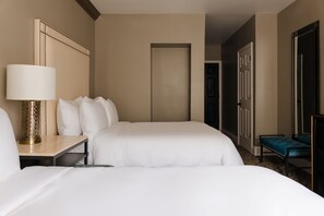 Quarto luxo, 2 camas de casal | Roupas de cama premium, cofres nos quartos, escrivaninha