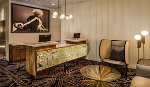 Coin salon dans le hall
